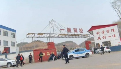 不识字也能轻松过四科？起底一驾校“文盲包过”生意：科目一考试，光标自己会动、5分钟答完93题