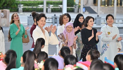 上合组织天津峰会|彭丽媛同出席2025年上海合作组织峰会外方领导人夫人游览天津海河