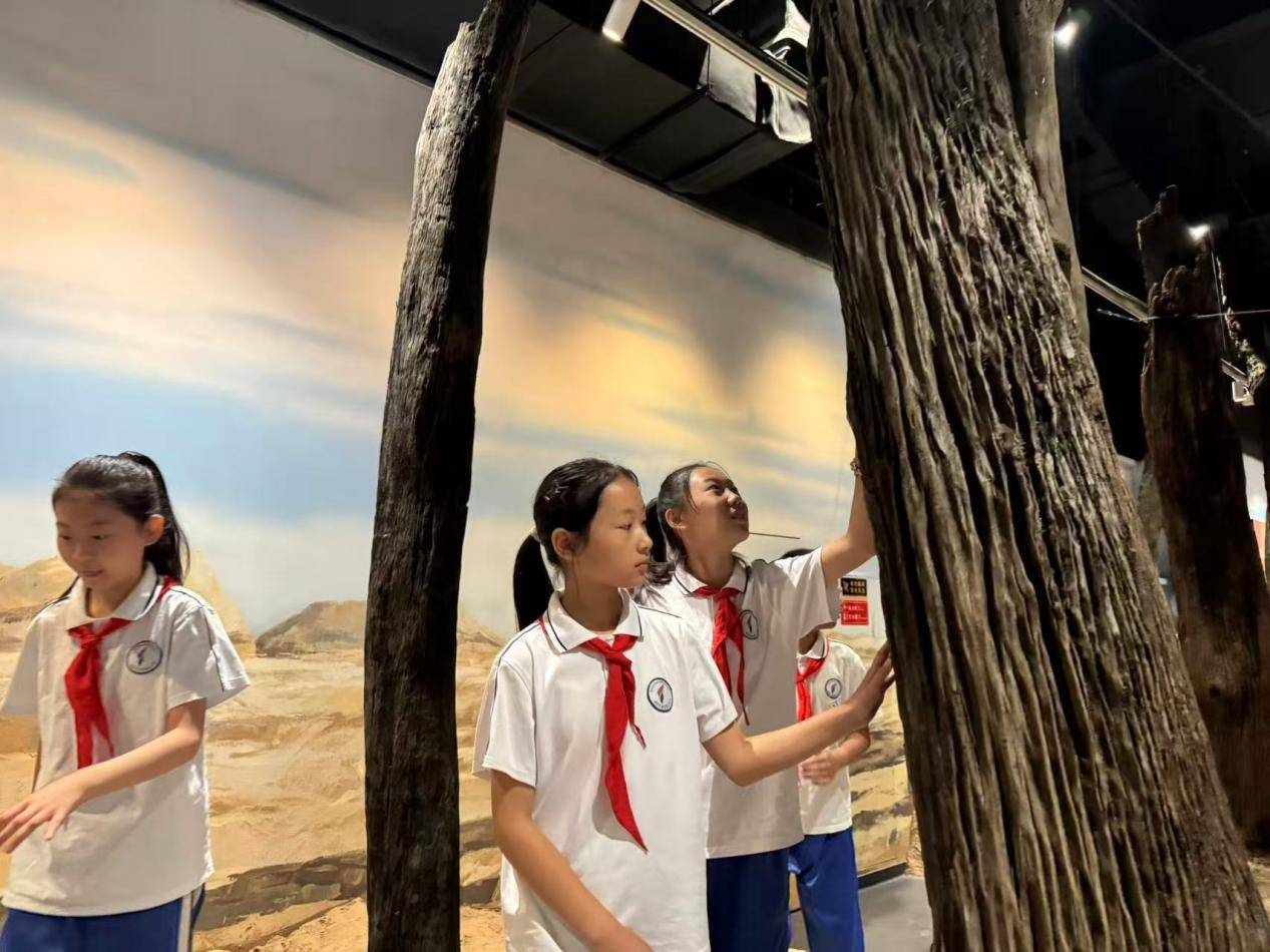 中原油田关工委与濮阳市油田第三小学联合开展“神木载史传千古，面塑匠心润童心”中华优秀传统文化主题教育活动