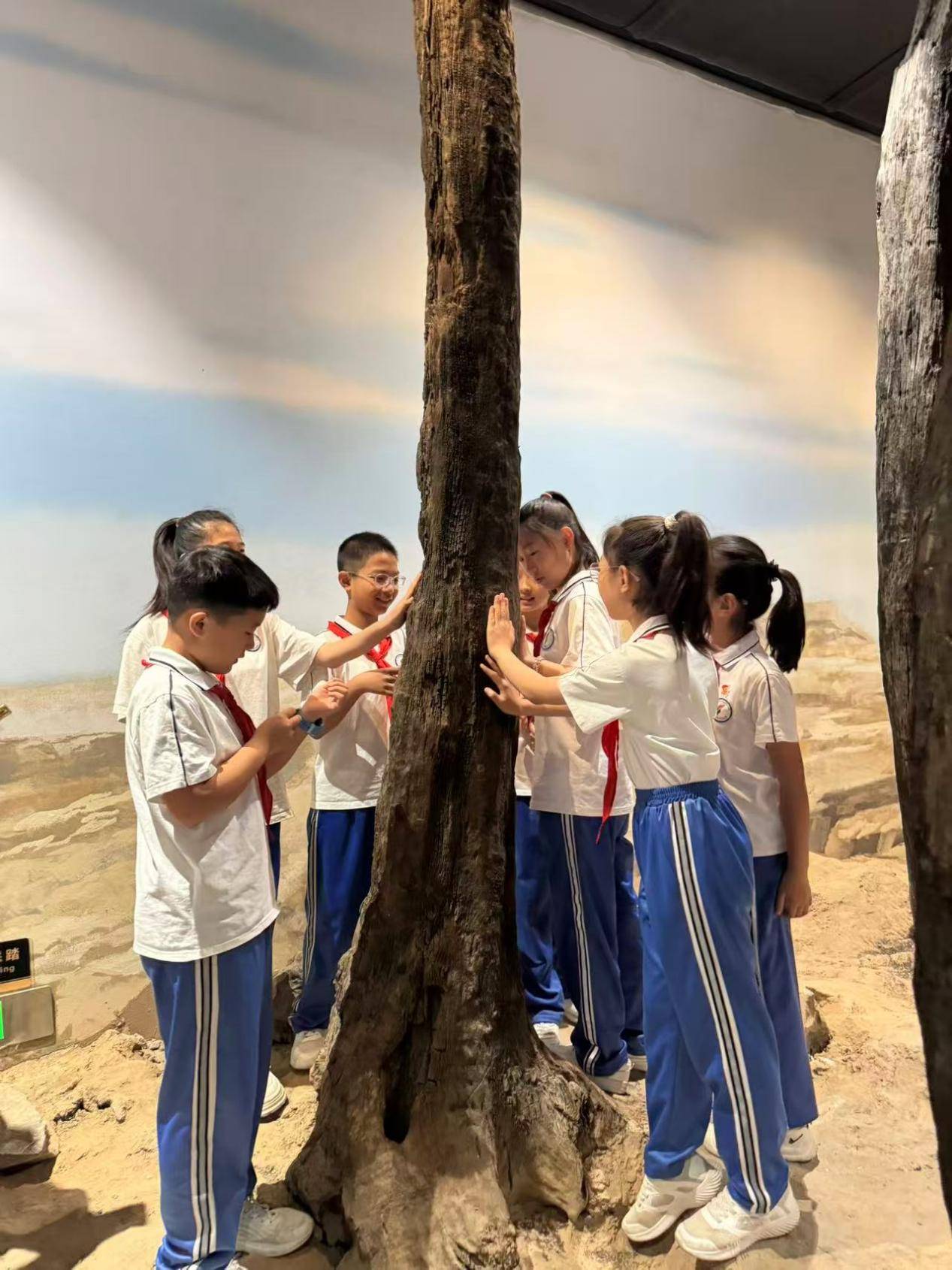 中原油田关工委与濮阳市油田第三小学联合开展“神木载史传千古，面塑匠心润童心”中华优秀传统文化主题教育活动
