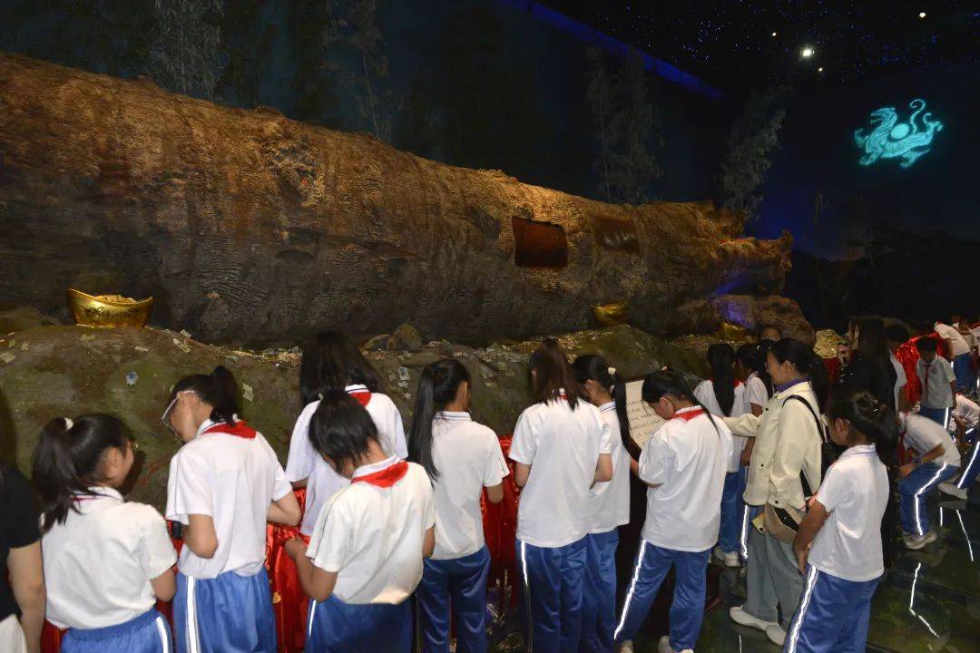 中原油田关工委与濮阳市油田第三小学联合开展“神木载史传千古，面塑匠心润童心”中华优秀传统文化主题教育活动