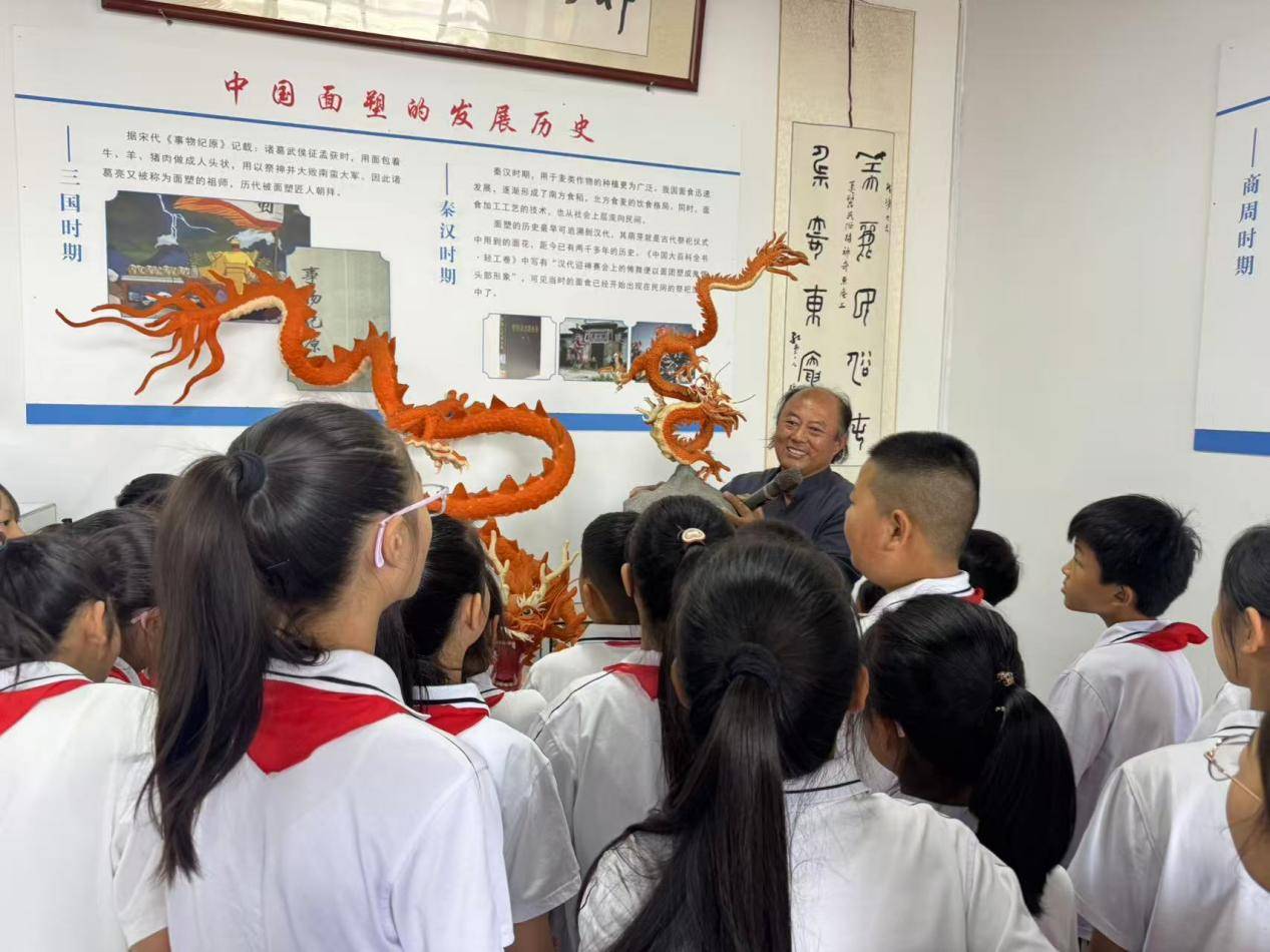 中原油田关工委与濮阳市油田第三小学联合开展“神木载史传千古，面塑匠心润童心”中华优秀传统文化主题教育活动