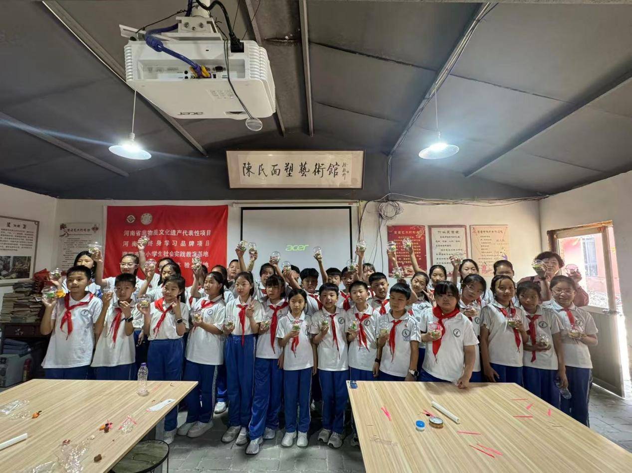 中原油田关工委与濮阳市油田第三小学联合开展“神木载史传千古，面塑匠心润童心”中华优秀传统文化主题教育活动