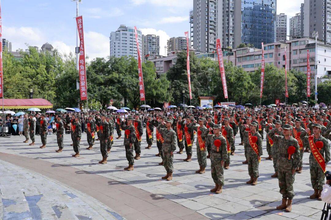 雄姿英发踏征程 安顺欢送新兵入伍