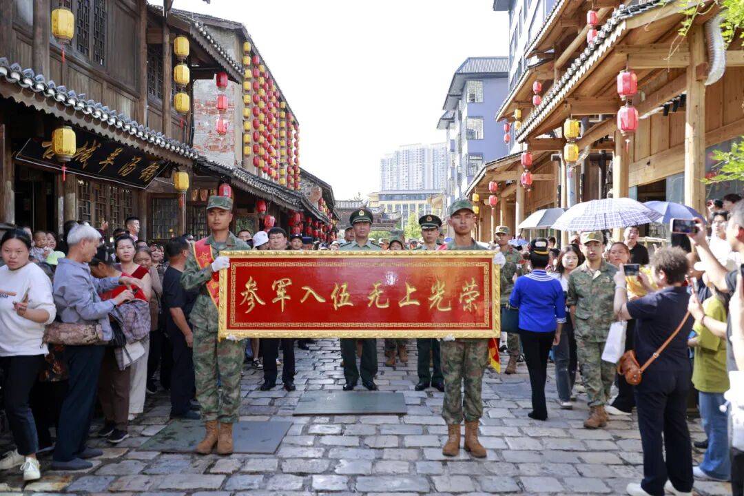 雄姿英发踏征程 安顺欢送新兵入伍
