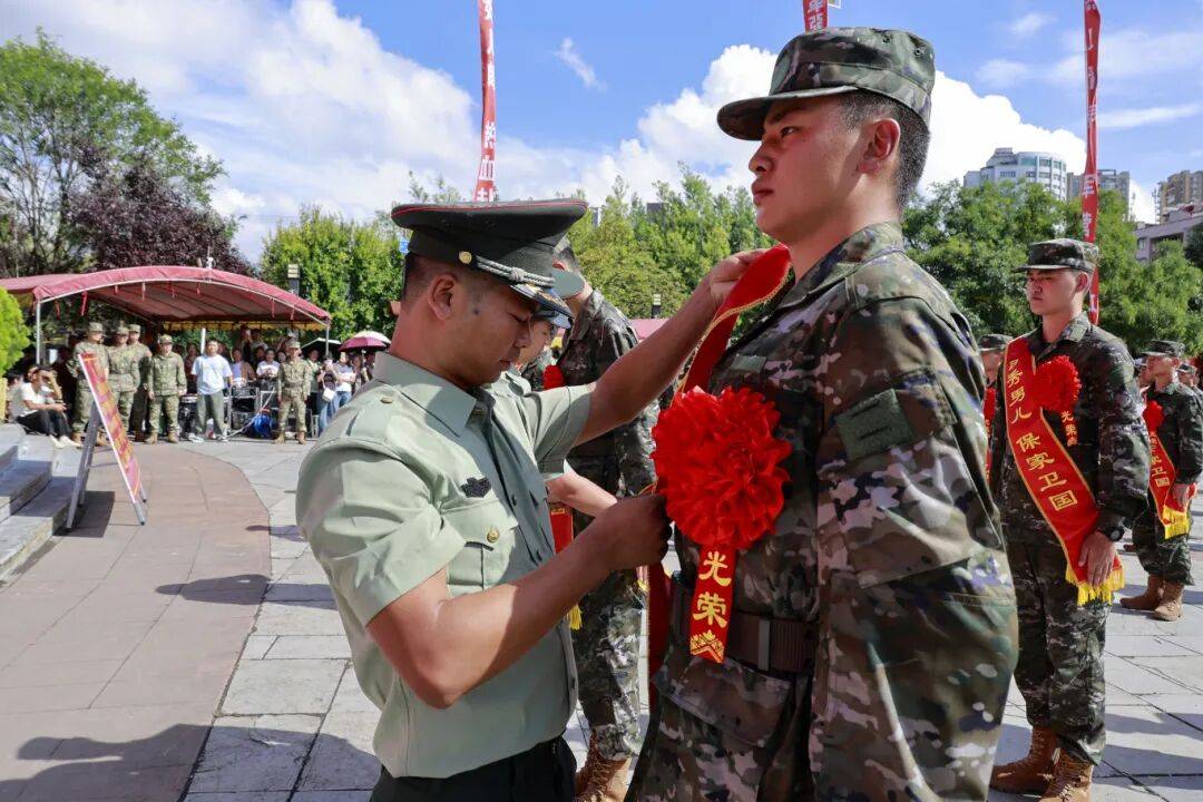 雄姿英发踏征程 安顺欢送新兵入伍