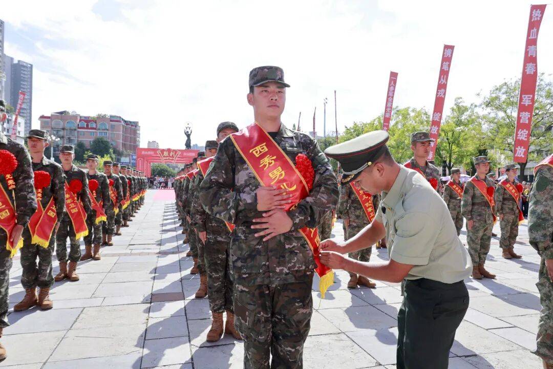 雄姿英发踏征程 安顺欢送新兵入伍