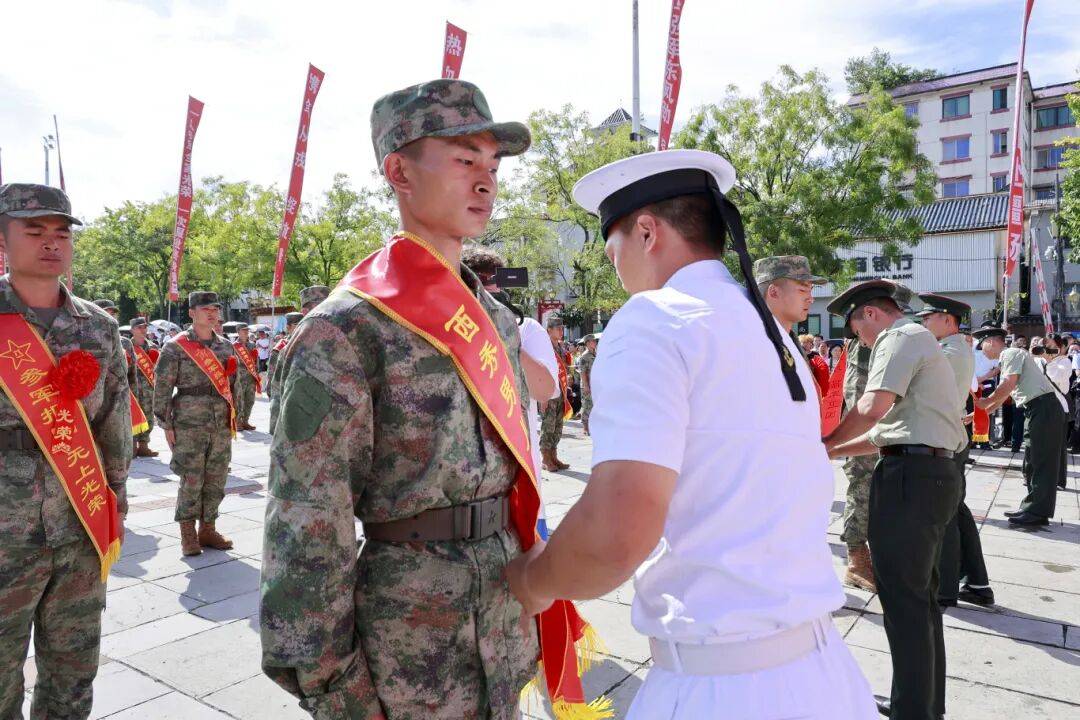 雄姿英发踏征程 安顺欢送新兵入伍