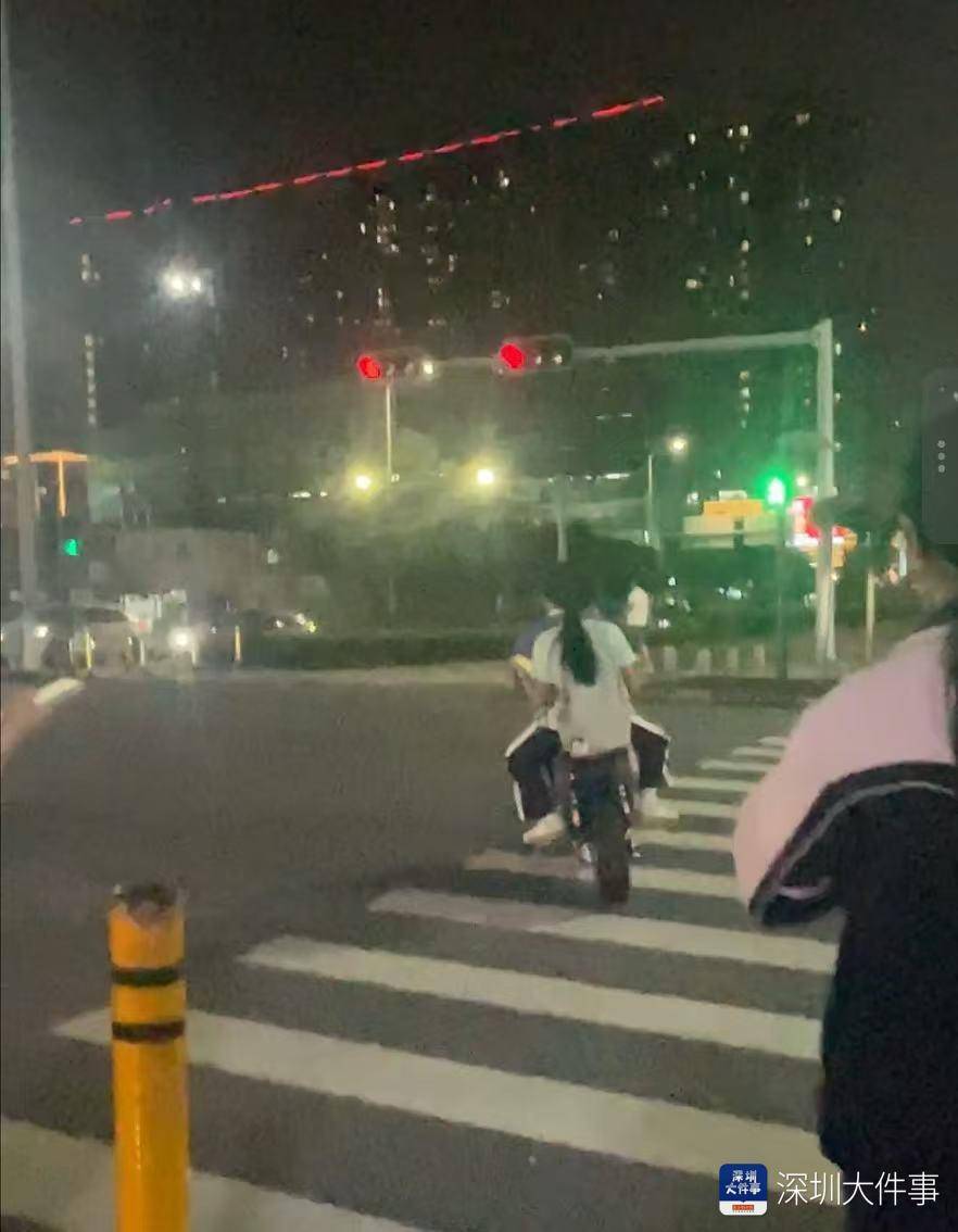 深圳滨河大道现学生载人骑“电鸡”狂奔！超速行驶、不戴头盔